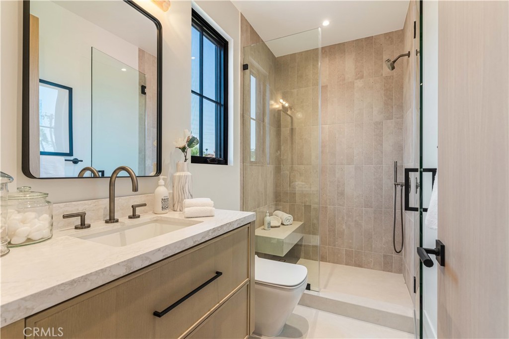 16711 Moorpark Street