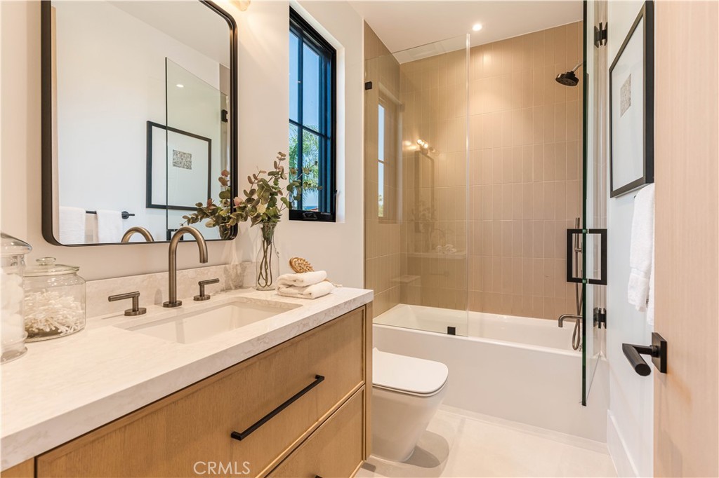 16711 Moorpark Street