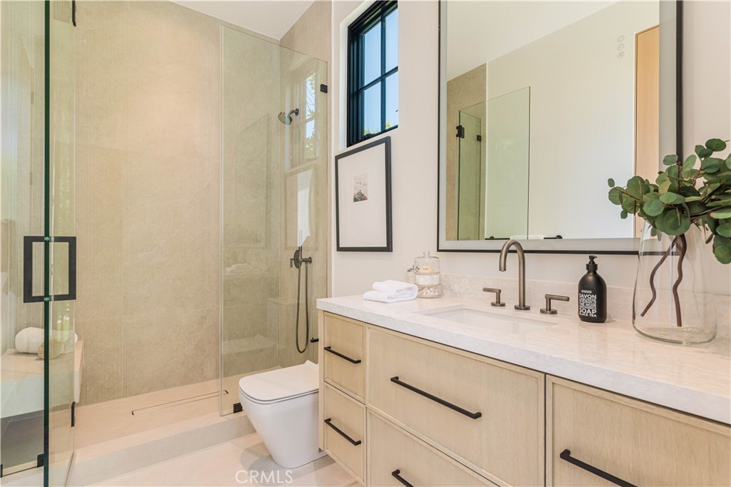 16711 Moorpark Street