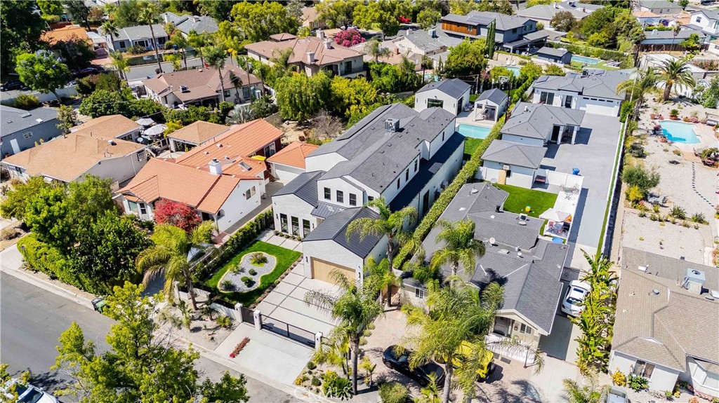 16711 Moorpark Street