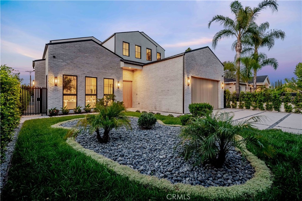 16711 Moorpark Street