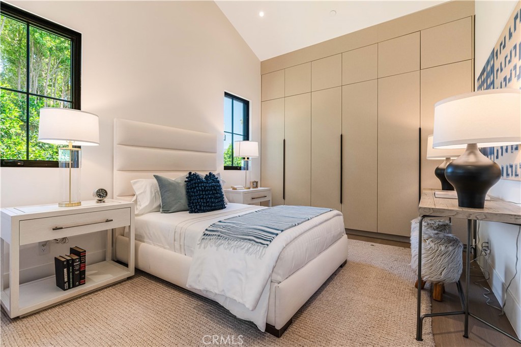 16711 Moorpark Street