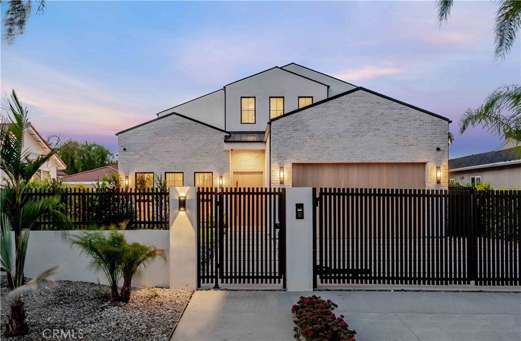 16711 Moorpark Street