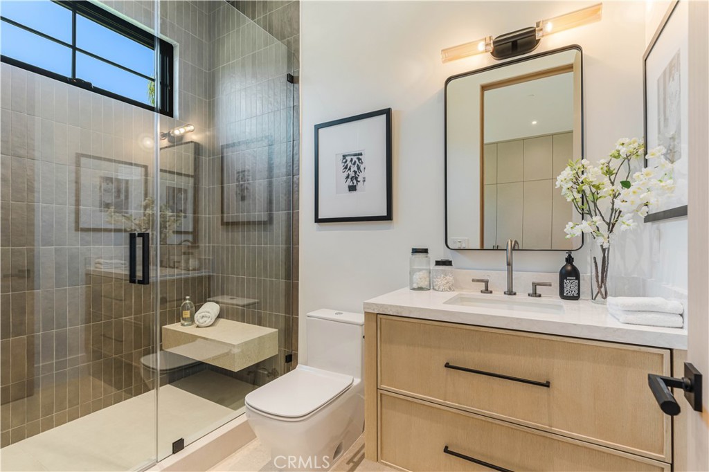 16711 Moorpark Street