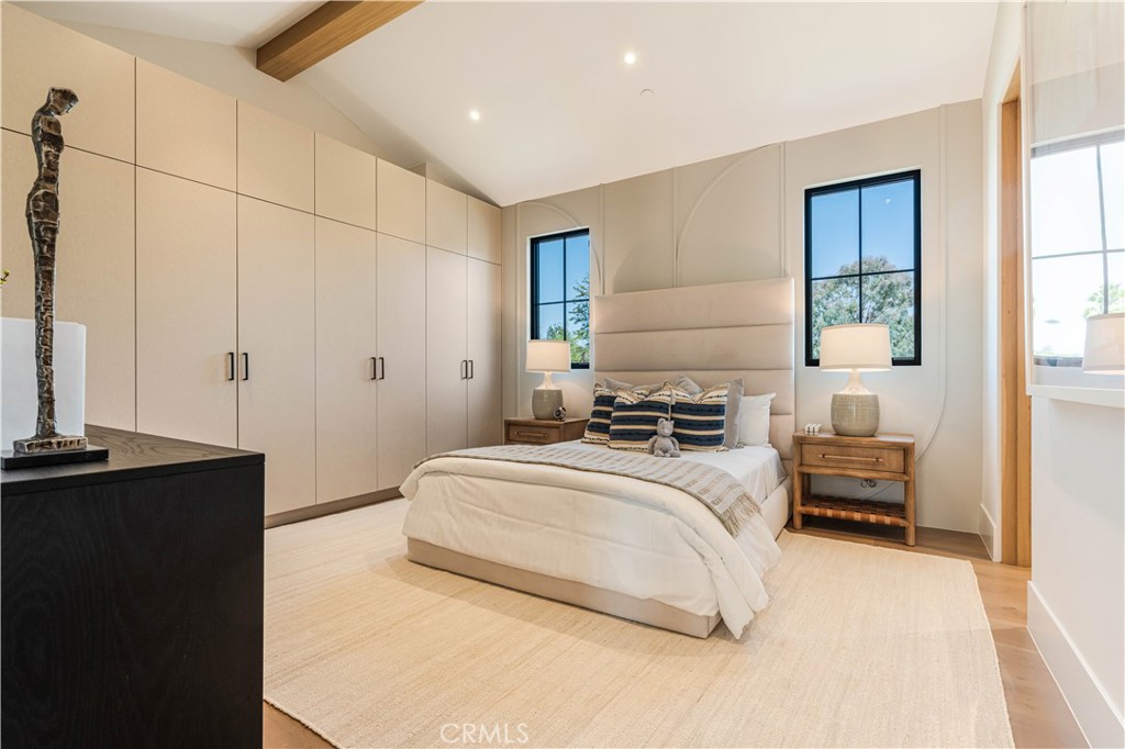 16711 Moorpark Street