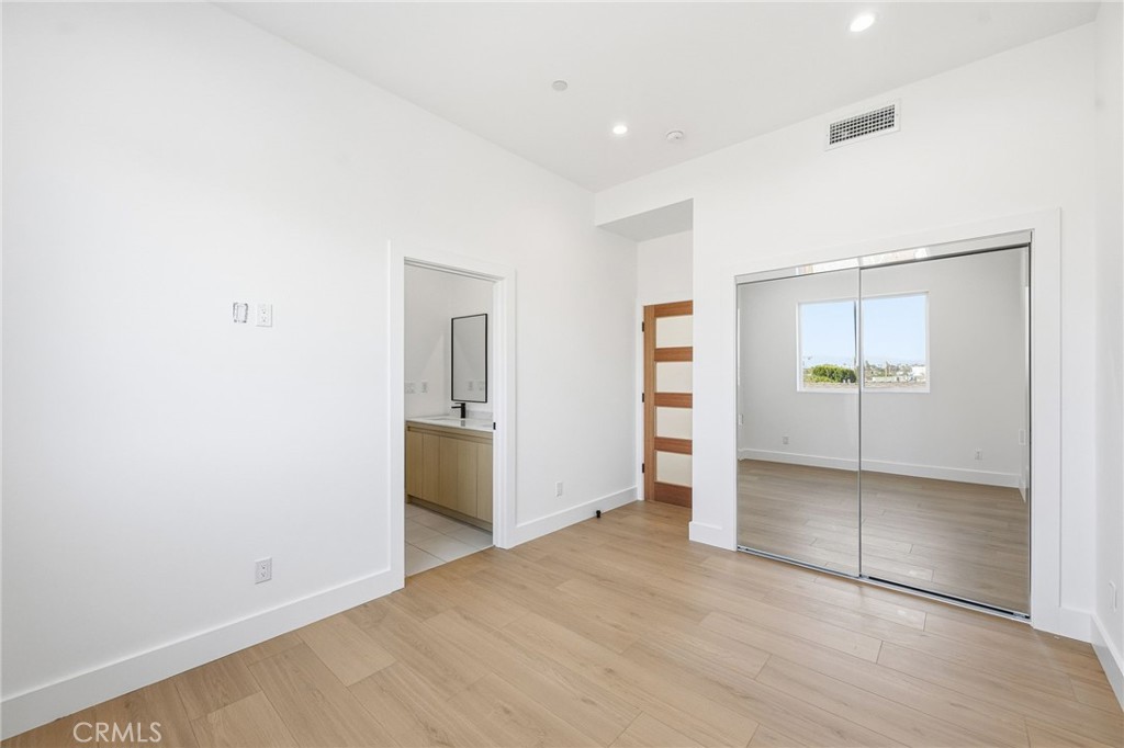 6556 Balboa Boulevard