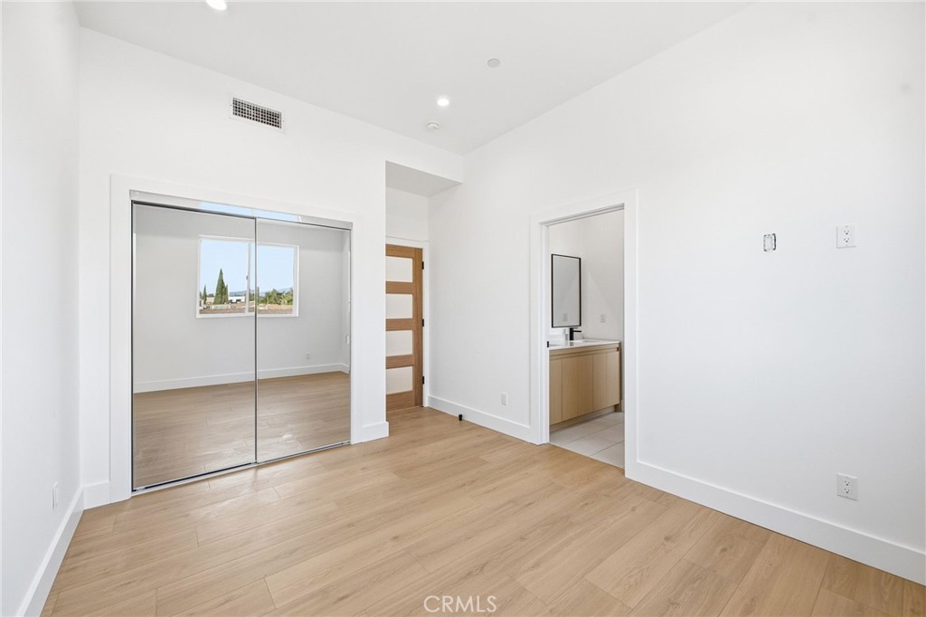 6556 Balboa Boulevard