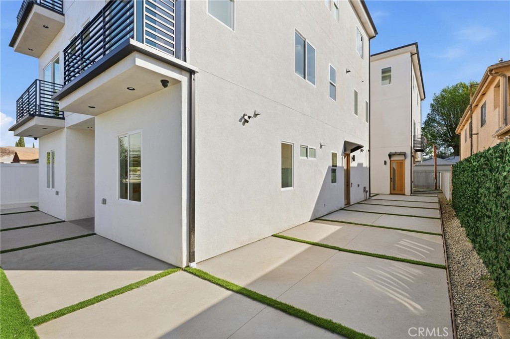 6556 Balboa Boulevard