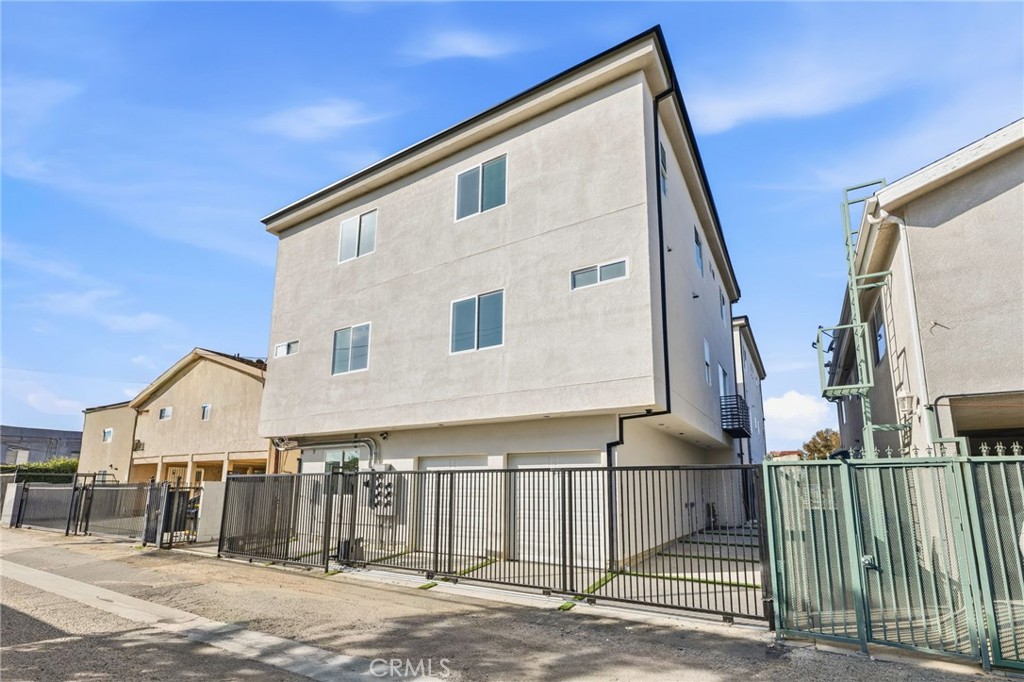 6556 Balboa Boulevard