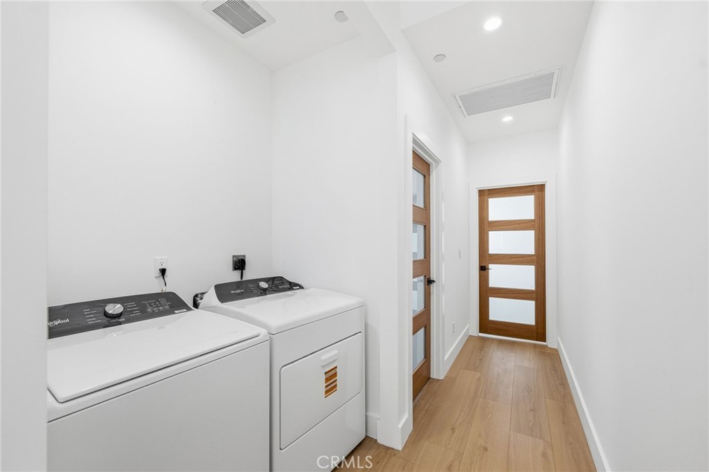 6556 Balboa Boulevard