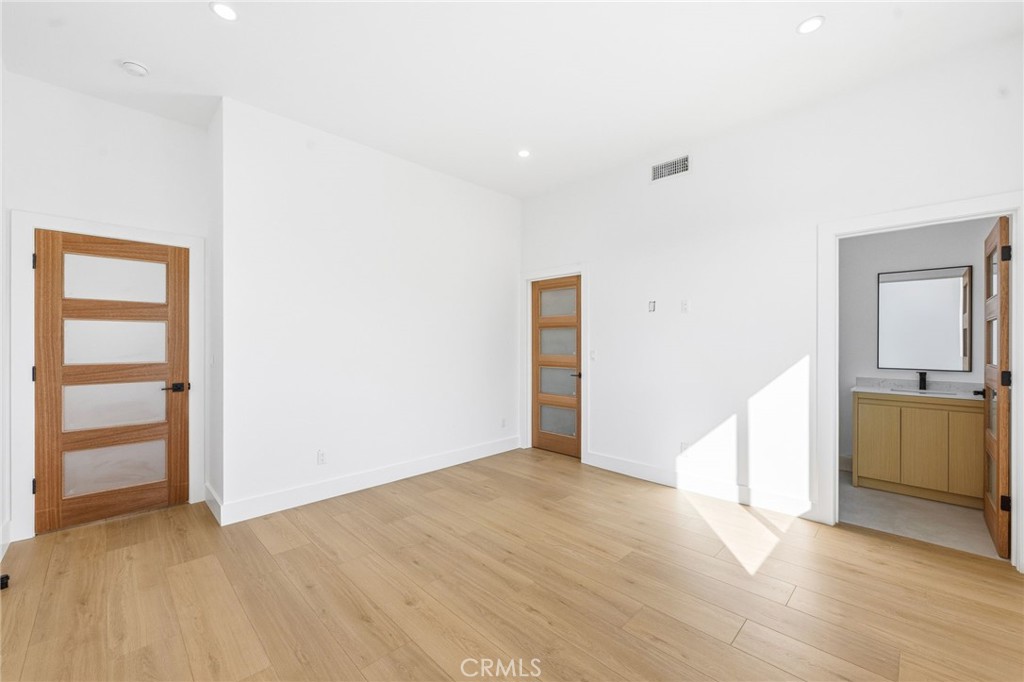 6556 Balboa Boulevard