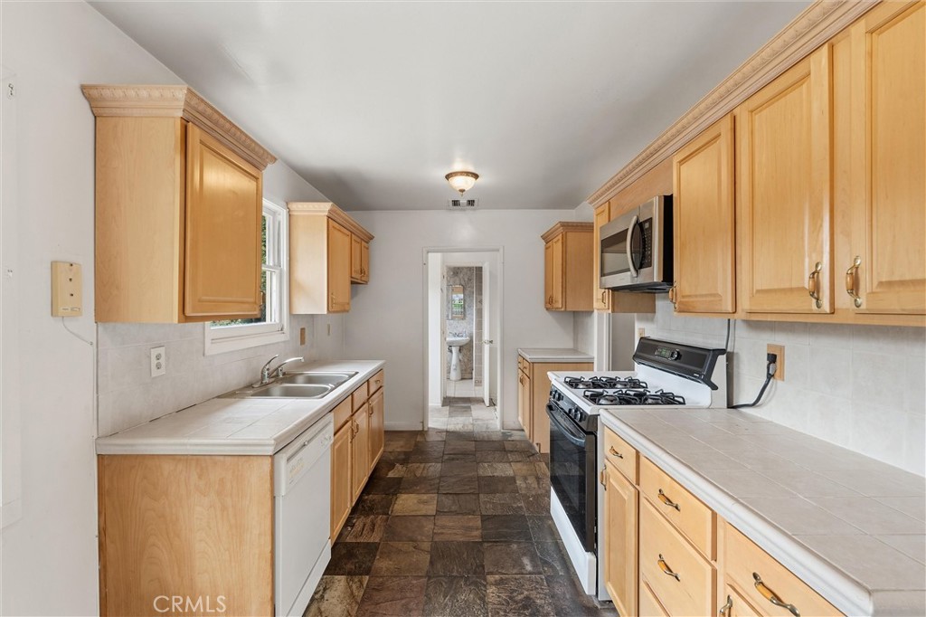 5636 Ponce