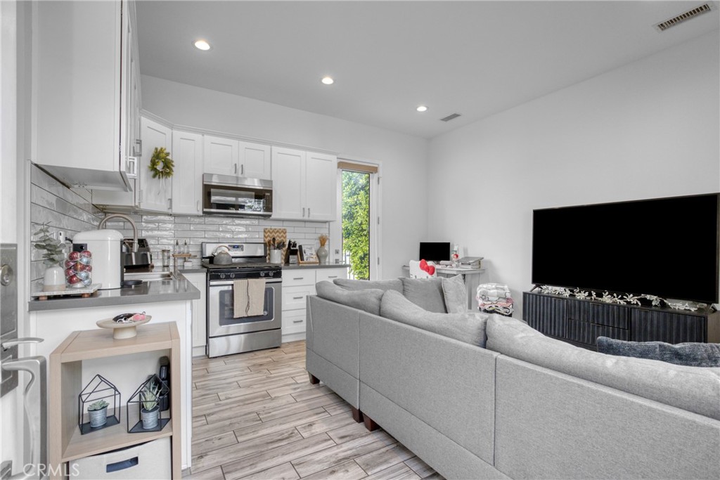 7302 Woodley