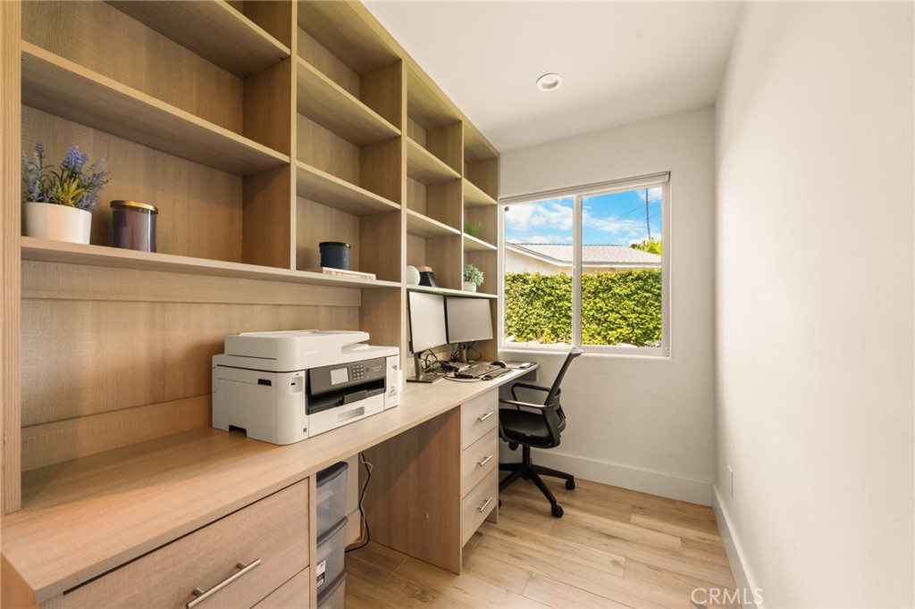 26111 Hatmor