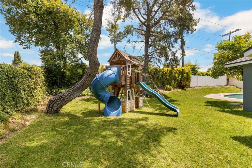 26111 Hatmor