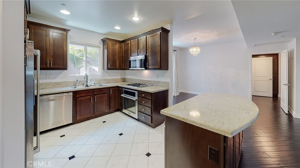 4424 Whitsett Avenue 206