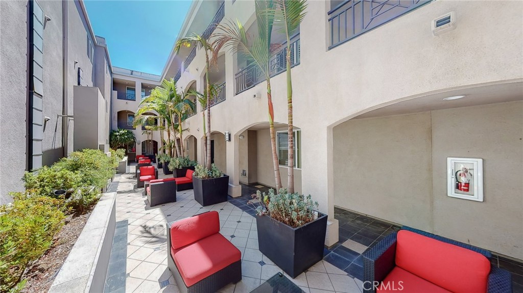 4424 Whitsett Avenue 206