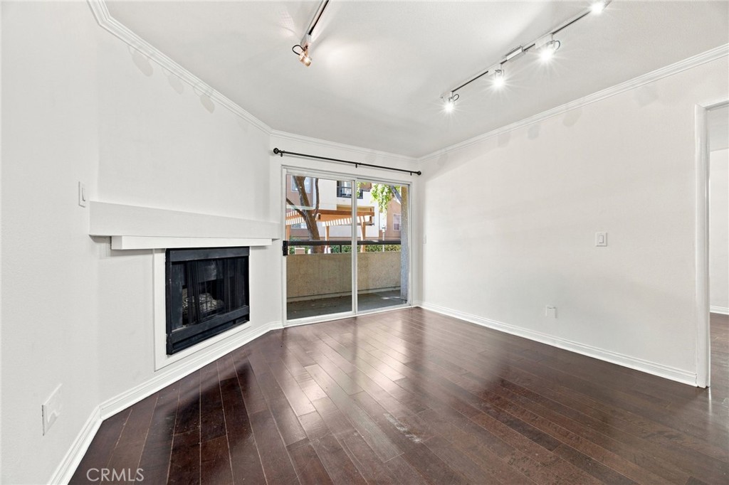 21400 Burbank 106