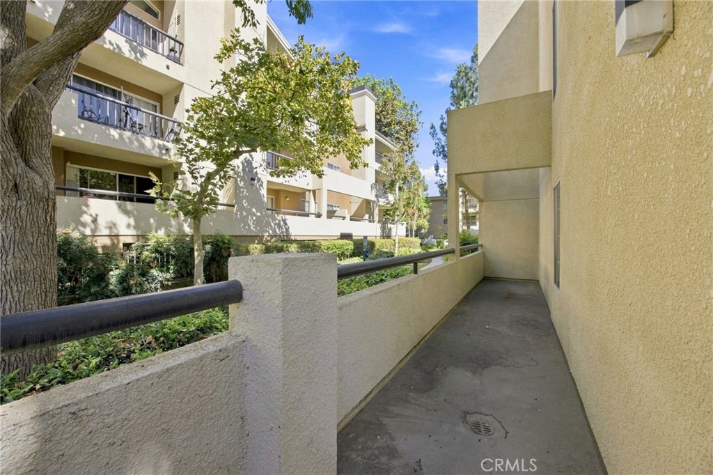 21400 Burbank 106