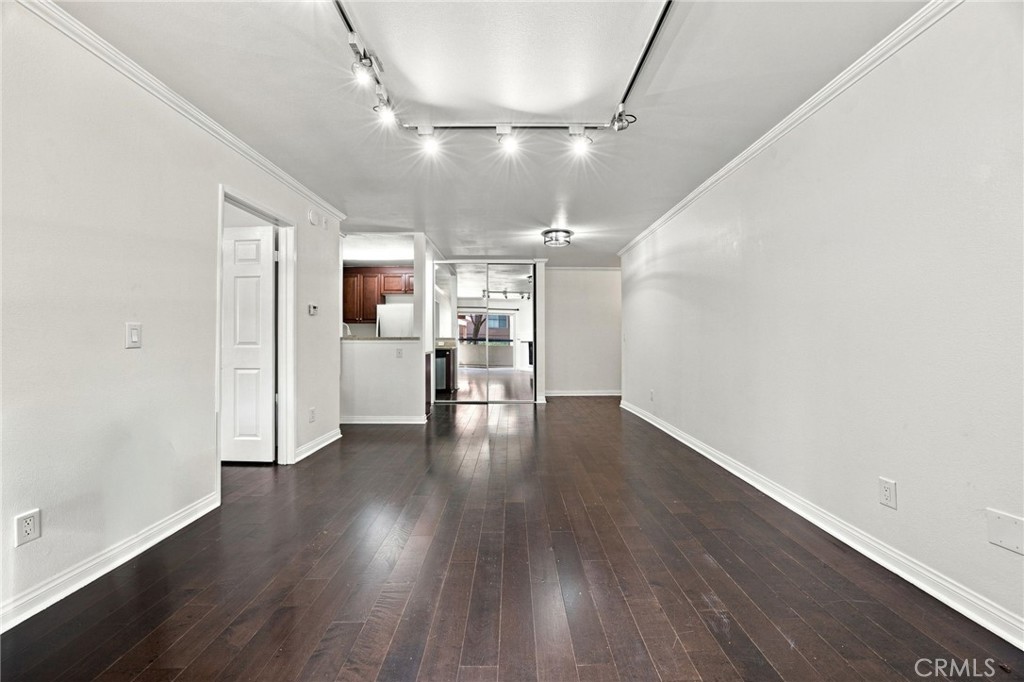 21400 Burbank 106