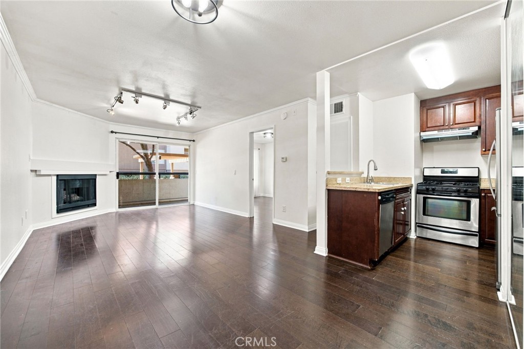 21400 Burbank 106