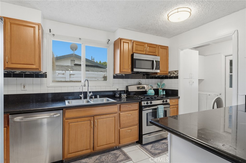 8233 Fallbrook