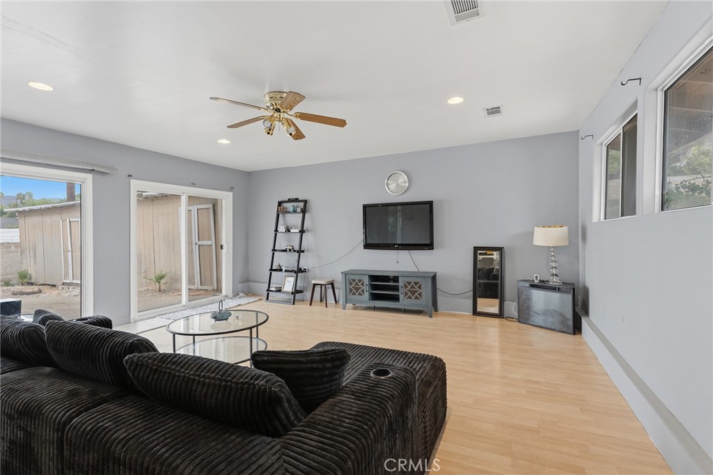 8233 Fallbrook