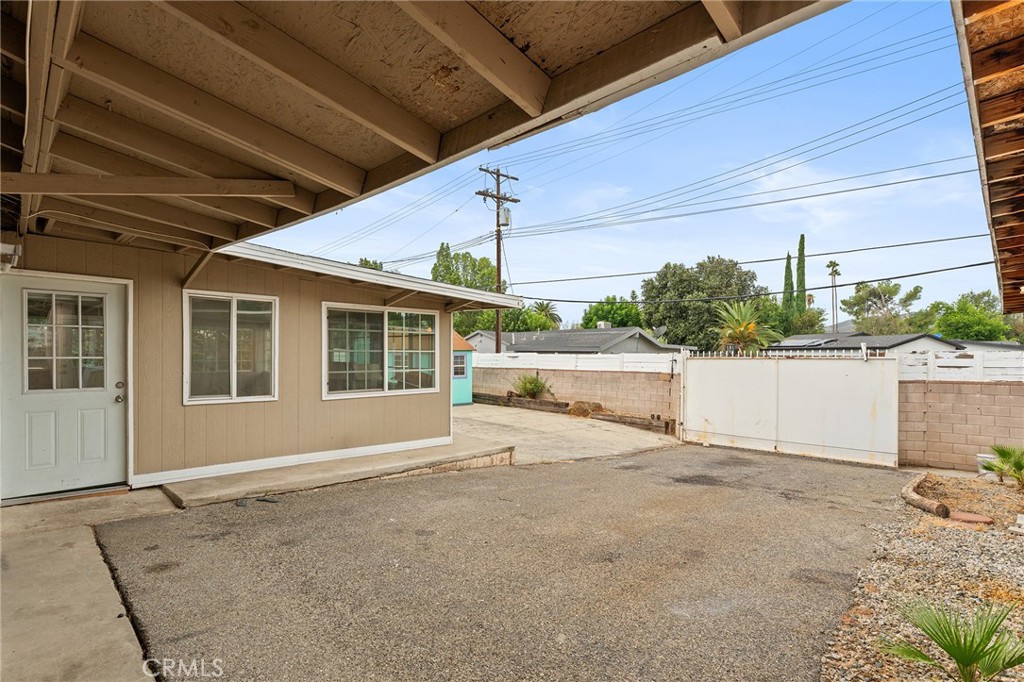 8233 Fallbrook