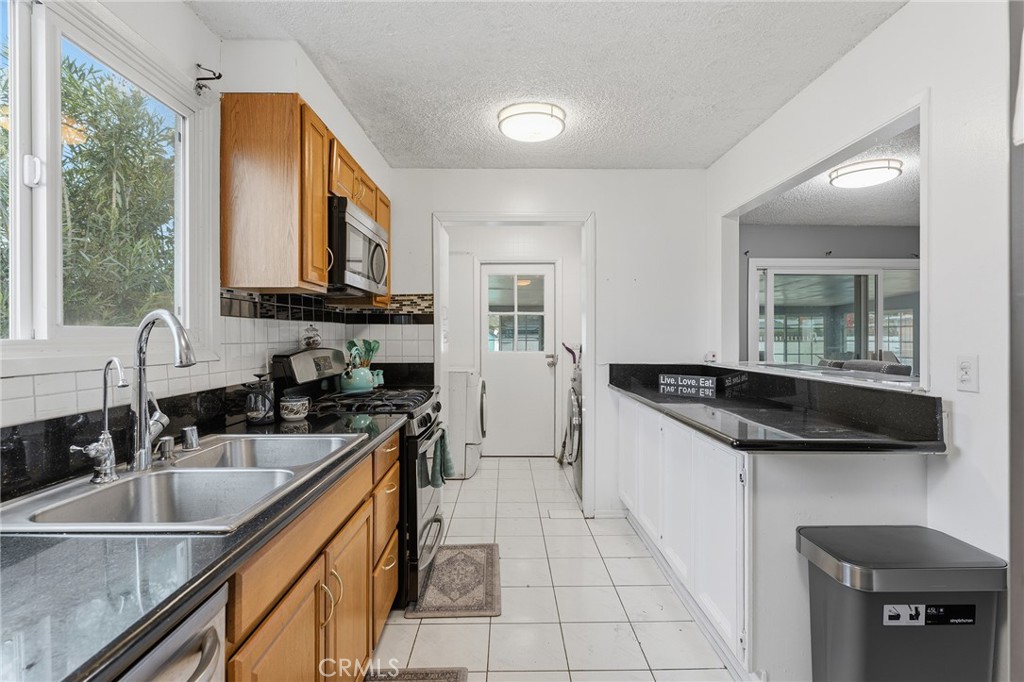 8233 Fallbrook