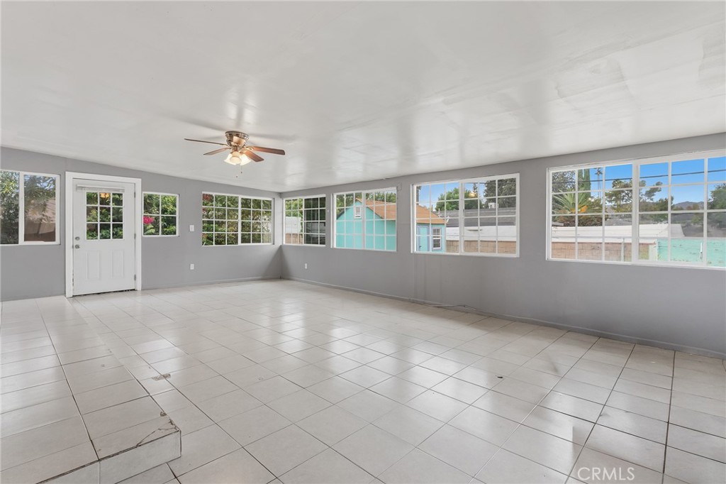 8233 Fallbrook