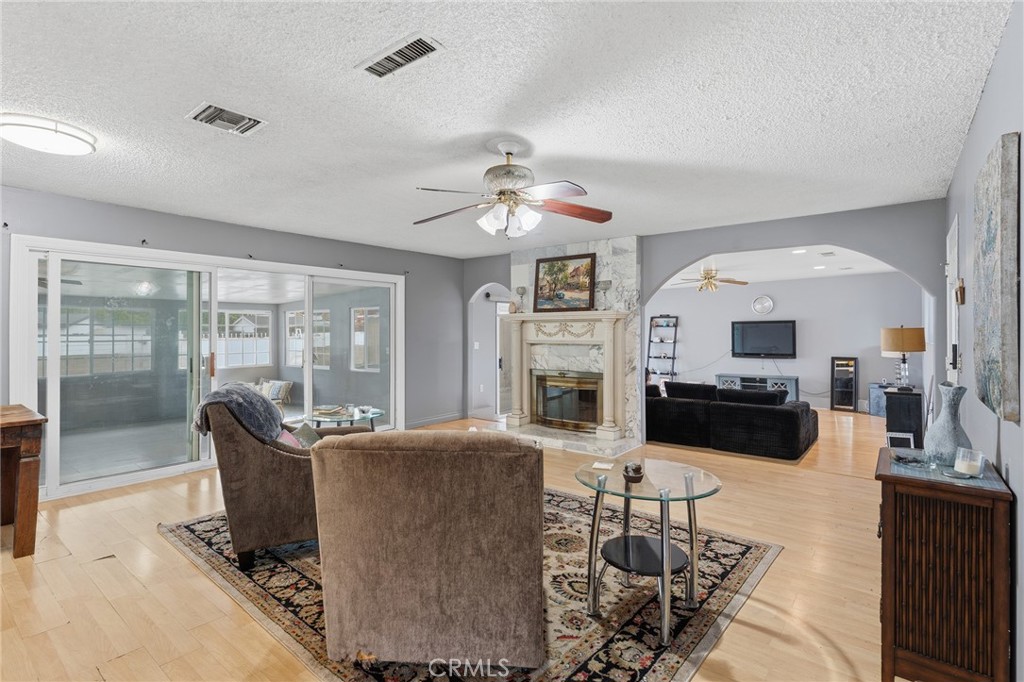 8233 Fallbrook