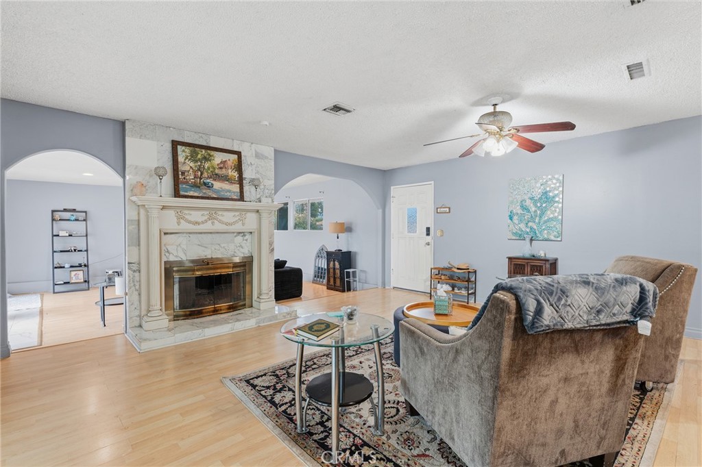 8233 Fallbrook