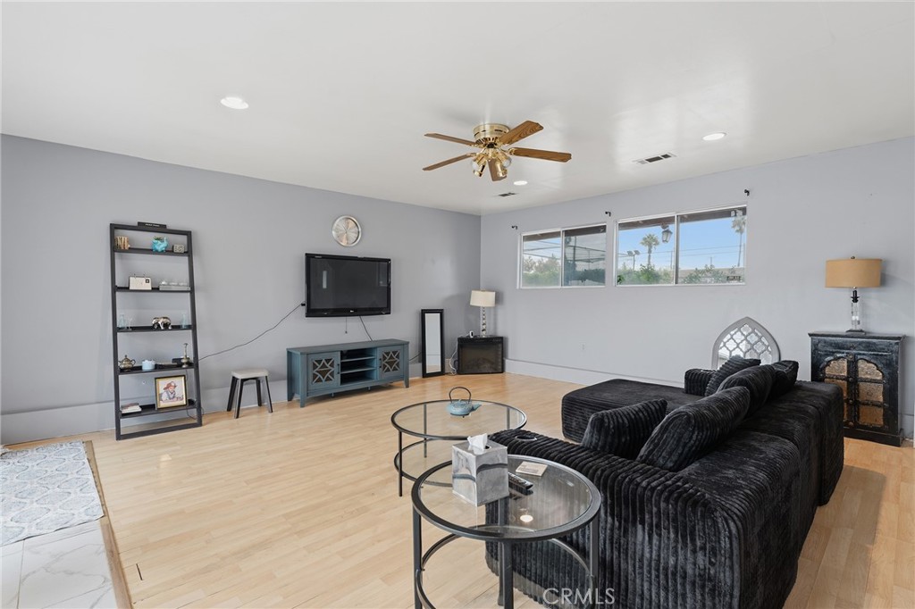 8233 Fallbrook