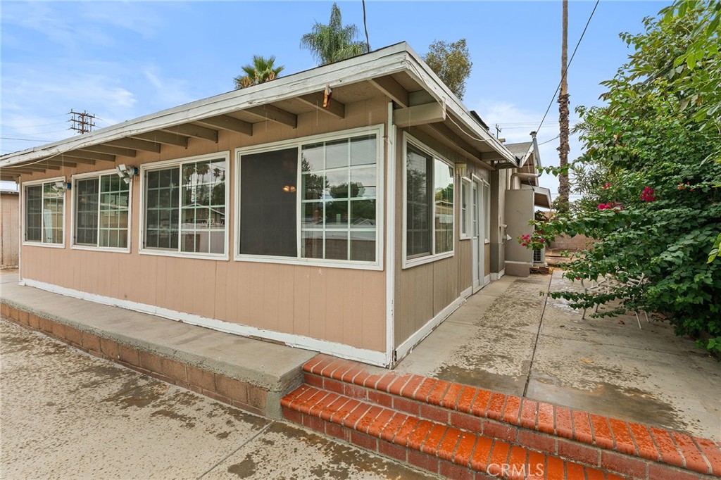 8233 Fallbrook