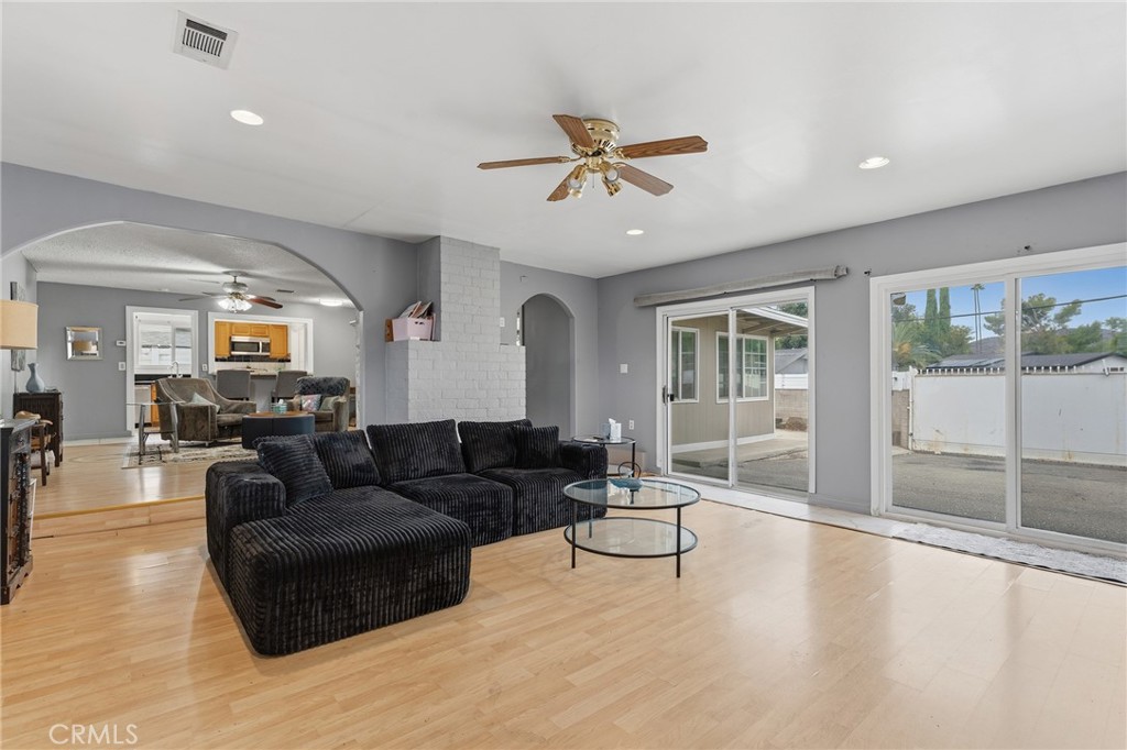 8233 Fallbrook