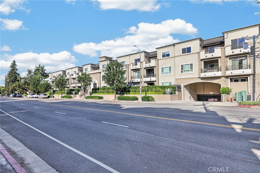 4424 Whitsett Avenue 303