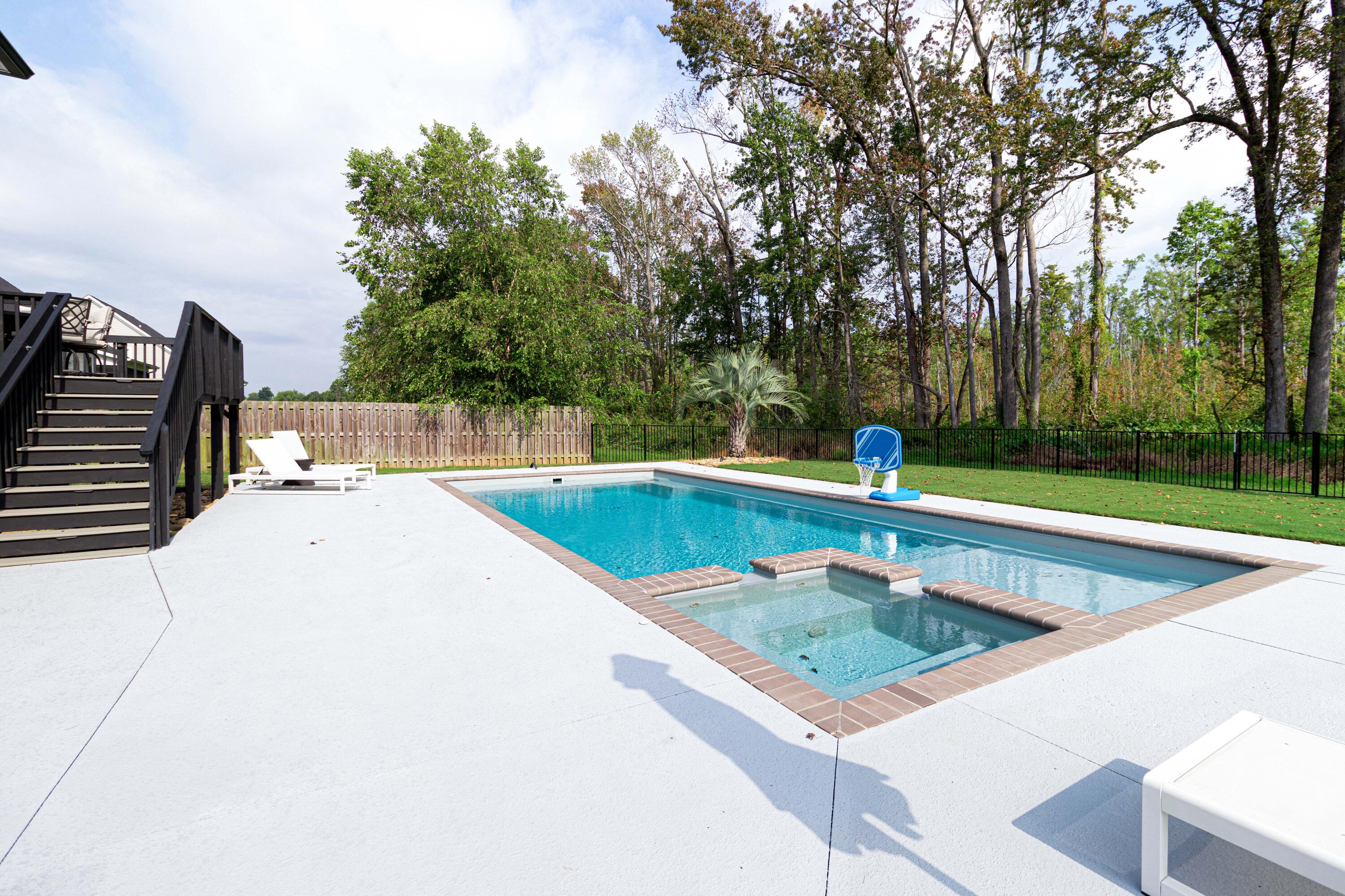 555 Rivernorth Dr.
