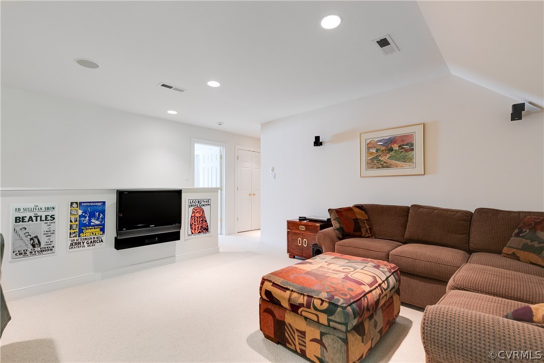 124 Lindenhurst
