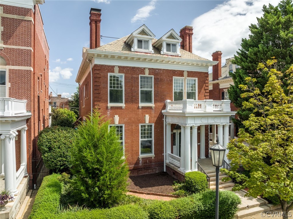 2204 Monument Avenue