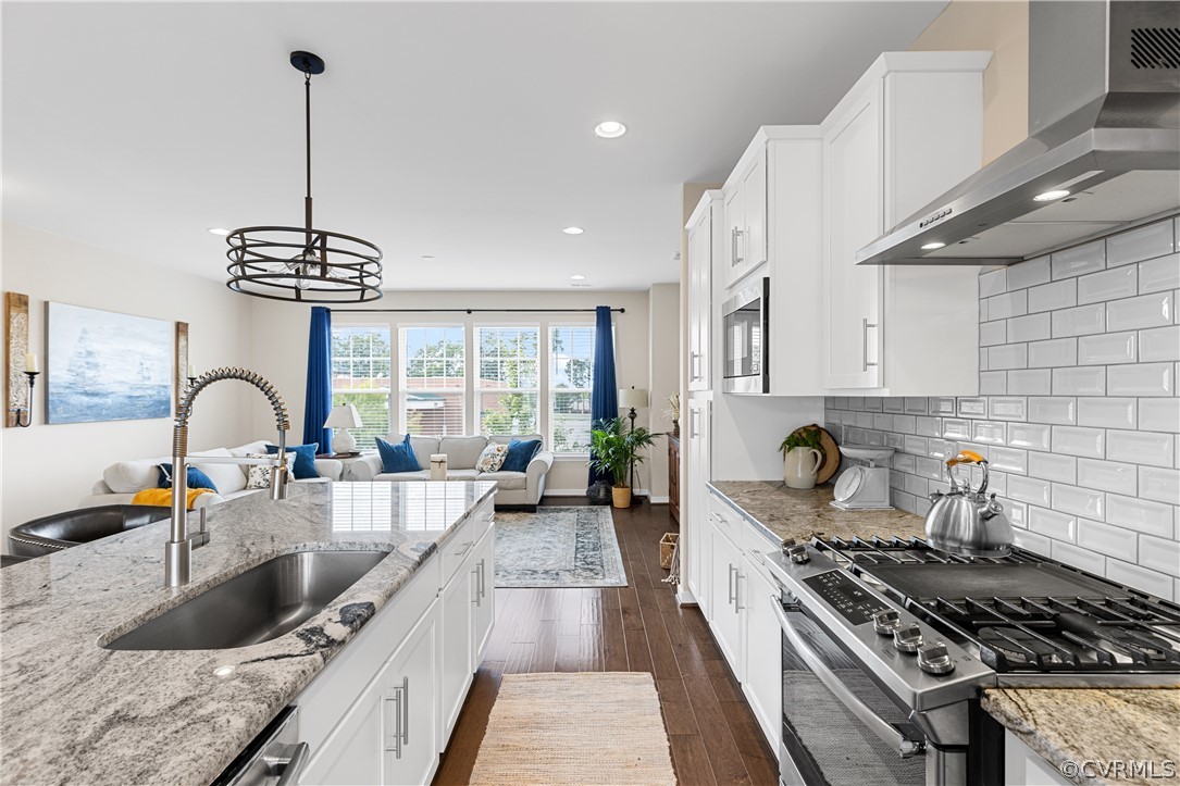 2124 Perennial Circle Unit: End Unit