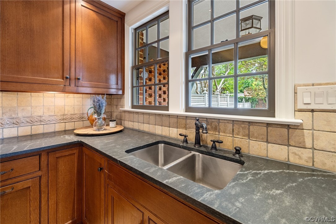 3102 Monument Avenue