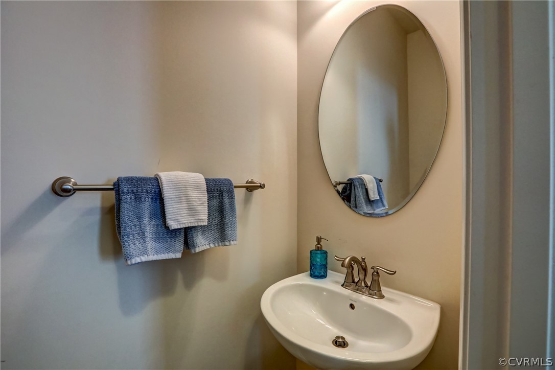 5541 Riverside Heights Way