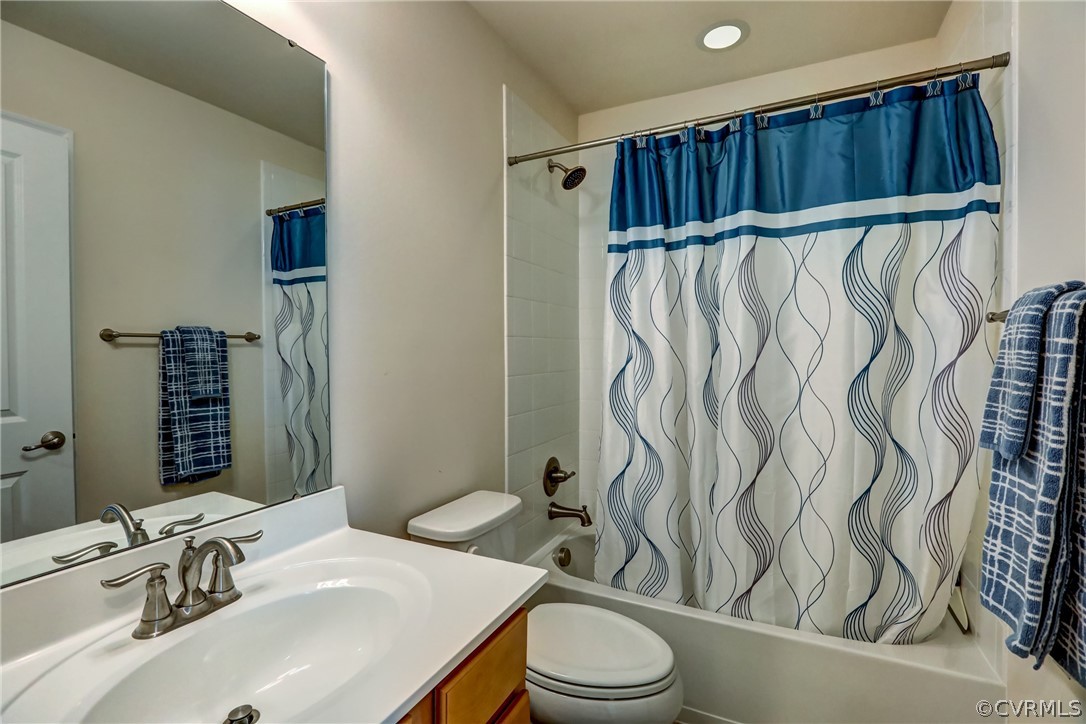 5541 Riverside Heights Way