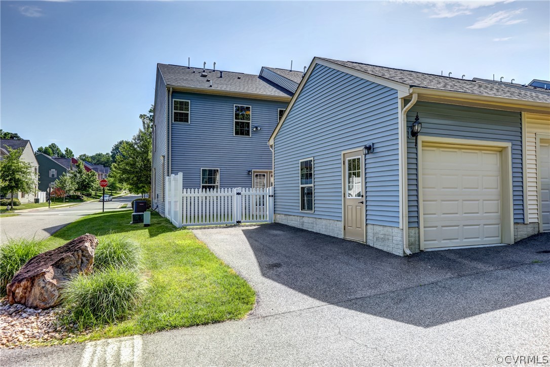 5541 Riverside Heights Way