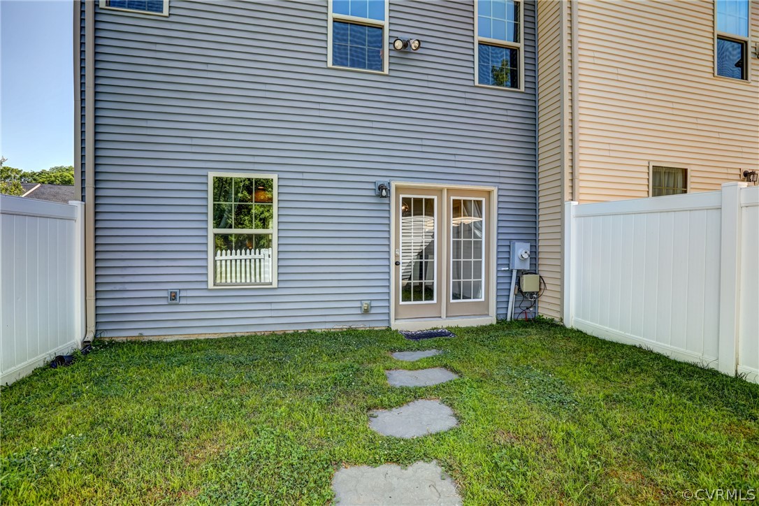 5541 Riverside Heights Way