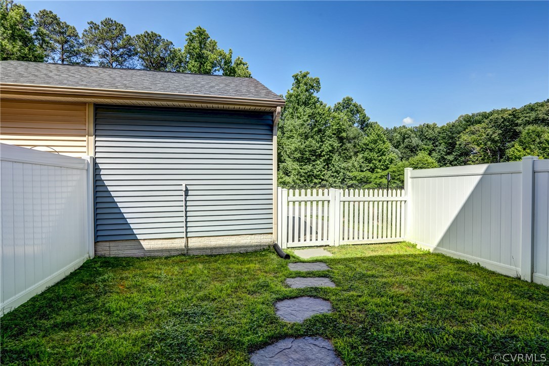 5541 Riverside Heights Way