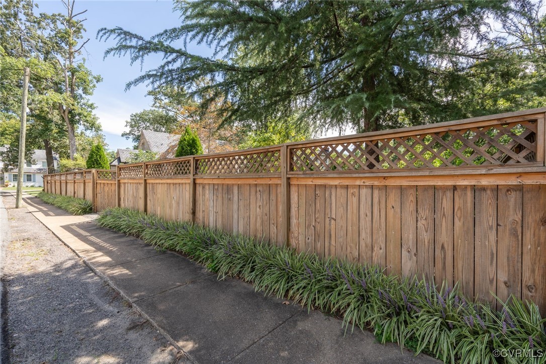 5805 Christopher Ln