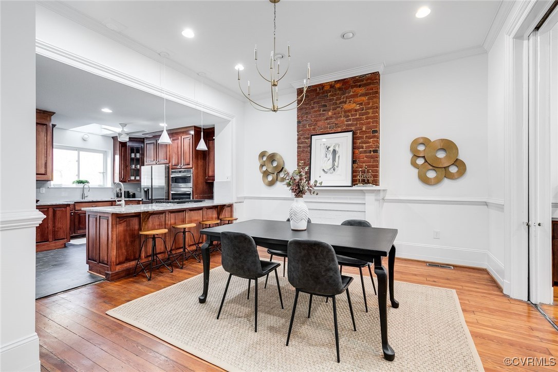10 E Clay St