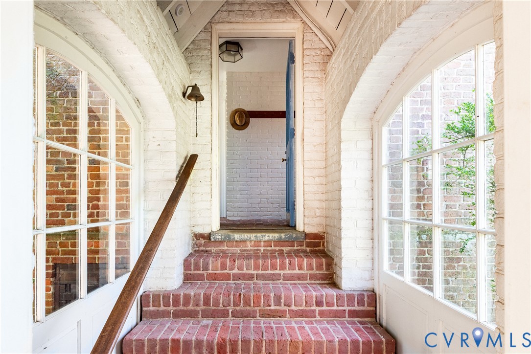 505 Manor House Ln
