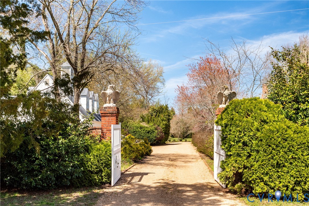 505 Manor House Ln
